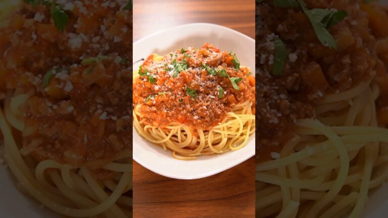 K&ouml;stliche Bolognese mit Zwiebeln und Knoblauch genie&szlig;en