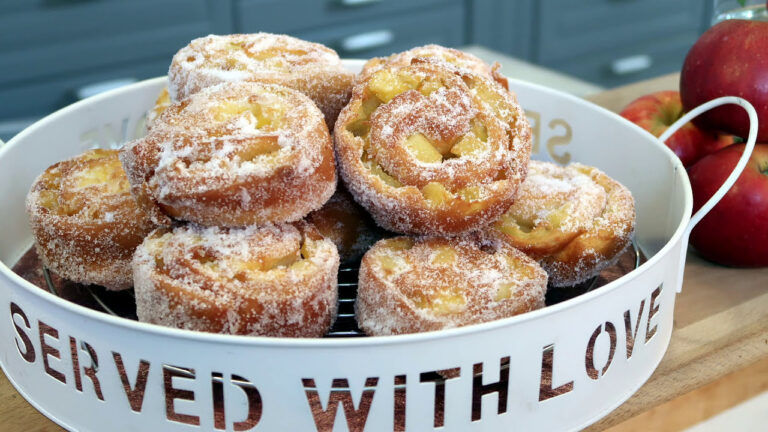 K&ouml;stliche Frittelle mit verschiedenen Fr&uuml;chten zubereiten