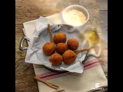 Gorgonzola-Pizza mit frischen Kr&auml;utern: Ein Genuss f&uuml;r Feinschmecker