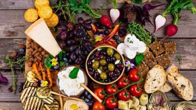 Italienische K&auml;seplatte mit Antipasti: Das perfekte Rezept