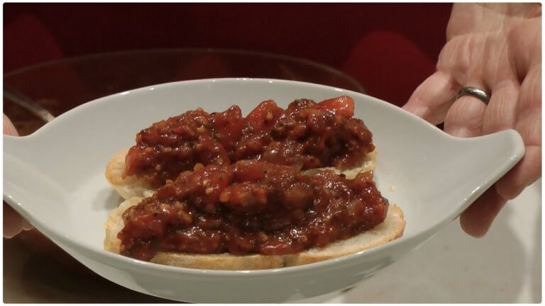 Selbstgemachte Bruschetta mit roten Zwiebeln und Kapern: Ein Genuss f&uuml;r Feinschmecker