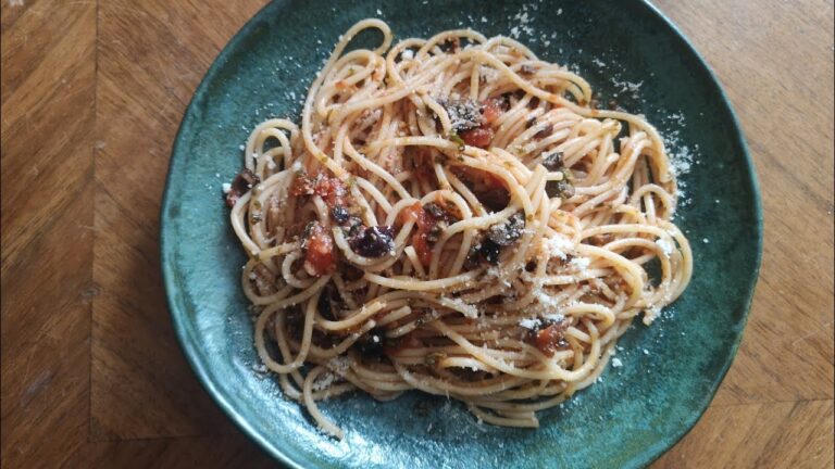 Italienische Vorspeisen mit Sardellen und Tomatenmark
