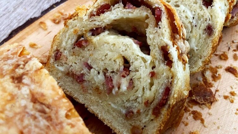 Perfekte selbstgemachte Grissini mit Schinken